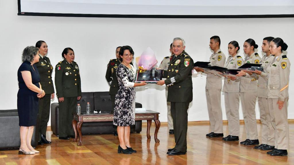 Mujeres militares en panel de liderazgo 